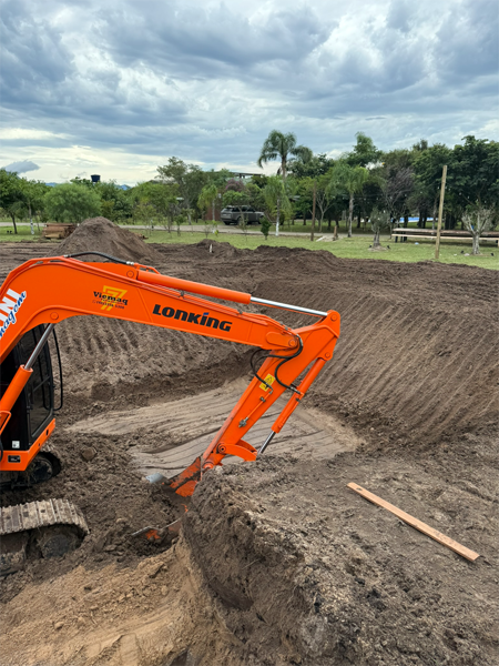 Obra em andamento com escavação para implantação de lago ornamental